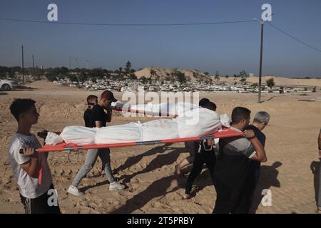 Les Palestiniens pleurent pendant le transport les corps des membres de la famille palestinienne tués dans un bombardement israélien les Palestiniens pleurent pendant le transport les corps des membres de la famille palestinienne tués dans un bombardement israélien qui seront enterrés dans le cimetière de la ville, le 06 novembre 2023. Photo Ahmed Ibrahim Rafah Cisjordanie territoire palestinien 061123 Rafah IA 1 0013 Copyright : xapaïmagesxAhmedxIbrahimxxapaimagesx crédit : Imago/Alamy Live News Banque D'Images