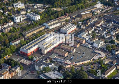 Vue aérienne, ville avec supermarché Kaufland et parkings sur le toit, Dango et Diedenthal Maschinenbau GmbH, Siegen-Kernband, Siegen, Siegerland, NOR Banque D'Images