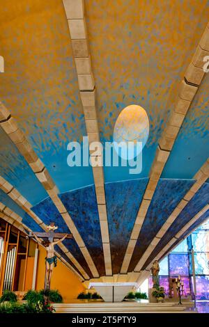 Intérieur de l'église supérieure du sanctuaire de Saint Pio de Pietrelcina, San Giovanni Rotondo, Italie Banque D'Images