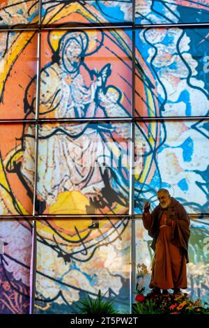 Statue de Saint Pio dans l'église supérieure du sanctuaire de Saint Pio de Pietrelcina, San Giovanni Rotondo, Italie Banque D'Images