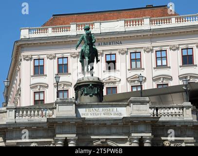 Vienne, WIEN, Autriche - 22 août 2023 : statue équestre de l'archiduc Albrecht à cheval près de la région Albertina Banque D'Images