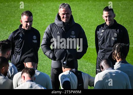 Poissy, France. 24 octobre 2023. Pedro GOMEZ assistant entraîneur physique du PSG, Luis ENRIQUE du PSG, Alberto PIERNAS assistant entraîneur physique du PSG, Aitor UNZUE assistant entraîneur physique du PSG avec des joueurs du PSG lors de l’entraînement de l’équipe du Paris Saint-Germain devant l’UEFA Champions League, match de football du groupe F entre le Paris Saint Germain et l'AC Milan le 24 octobre 2023 au Campus PSG à Poissy, France - photo Matthieu Mirville/DPPI crédit : DPPI Media/Alamy Live News Banque D'Images