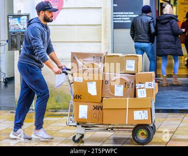 Chariot de pousseur de livreur chargé de boîtes en carton - Tours, Indre-et-Loire (37), France. Banque D'Images