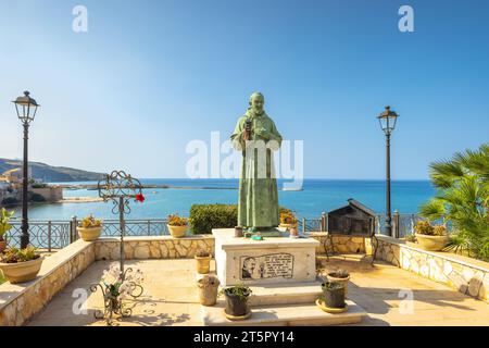 CASTELLAMMARE DEL GOLFO, ITALIE - 13 JUILLET 2023 : statue de Padre Pio sur la côte. Banque D'Images