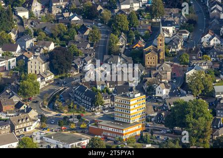 Vue aérienne, Trinitatiskirche - EV.-Ref. Emmaus-Kirchengemeinde, immeuble de grande hauteur Sparkasse Eiserfeld, Eiserfeld, Siegen, Siegerland, Rhénanie du Nord-We Banque D'Images