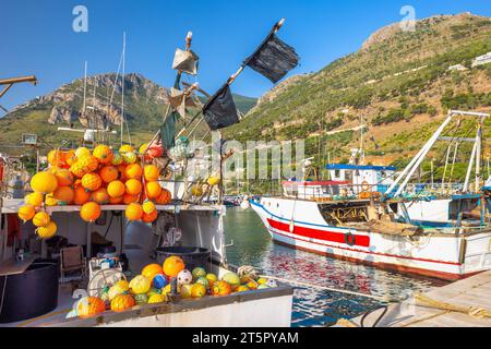 CASTELLAMMARE DEL GOLFO, ITALIE - 15 JUILLET 2023 : Port avec bateaux de pêche le matin. Banque D'Images