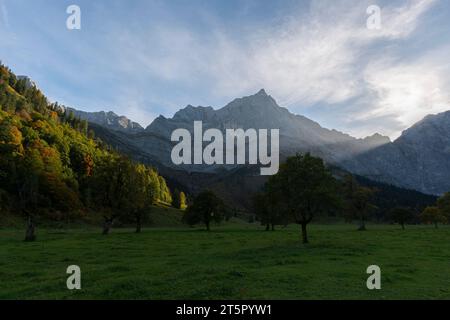 Dernière lumière du soleil dans Engtal ou Eng Valley, massif de Karwendel, les Alpes, Hinterriss, Tyrol, Autriche. Europe Banque D'Images