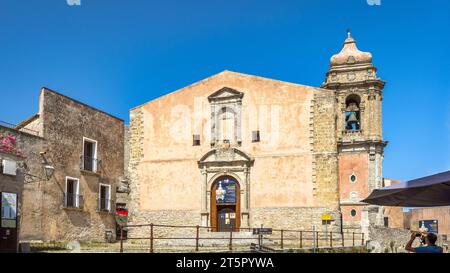 ERICE, ITALIE - 17 JUILLET 2023 : Église Saint Julien dans la ville d'Erice dans le nord-ouest de la Sicile près de Trapani. Banque D'Images