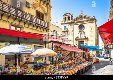 PALERME, ITALIE - 18 JUILLET 2023 : marché de rue à la journée ensoleillée. Banque D'Images