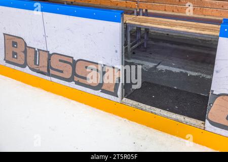 Vue rapprochée de la porte ouverte de la planche de hockey à la patinoire dans le complexe sportif. Banque D'Images