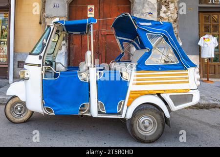 PALERME, ITALIE - 18 JUILLET 2023 : voiture à trois roues dans la rue. Banque D'Images