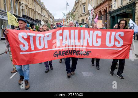 Bath, Royaume-Uni. 28 octobre 2023. Les manifestants des militants pour le changement climatique sont photographiés alors qu'ils participent à une marche de protestation dans le centre-ville de Bath. Banque D'Images