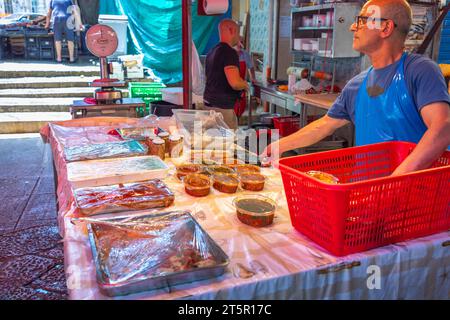 PALERME, ITALIE - 18 JUILLET 2023 : marché de rue. Banque D'Images