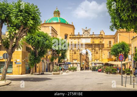 MARSALA, ITALIE - 8 JUILLET 2023 : la porte Garibaldi, entrée dans le centre historique de la ville. Banque D'Images