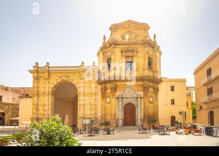 MARSALA, ITALIE - 8 JUILLET 2023 : la porte Garibaldi avec l'église Addolorata, entrée dans le centre historique de la ville. Banque D'Images