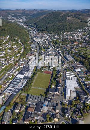 Vue aérienne, stade Elsewiese, zone industrielle Herscheider Straße et zone résidentielle Am Wall, zone forestière endommagée, Plettenberg, Banque D'Images