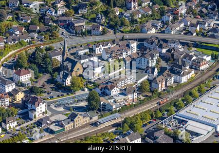 Vue aérienne, St. Église de Jean dans le centre-ville et la gare de Plettenberg, Eiringhausen, Plettenberg, Sauerland, Rhénanie du Nord-Westphalie, germe Banque D'Images