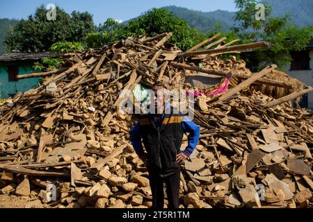 Jajarkot, Népal. 6 novembre 2023. Un homme se tient devant une maison détruite par un tremblement de terre à Jajarkot, au Népal, le 6 novembre 2023. Un total de 157 personnes ont été confirmées mortes et 349 autres blessées lundi à 19:00 h heure locale, et 17 529 maisons ont été découvertes partiellement endommagées et 17 792 autres entièrement détruites, selon le Centre national des opérations d'urgence du Népal, qui relève du ministère de l'intérieur. Crédit : Sulav Shrestha/Xinhua/Alamy Live News Banque D'Images