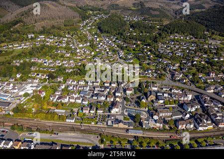 Vue aérienne, gare de Plettenberg et vue de la ville avec centre-ville, St. Église de Jean, zone forestière endommagée, Eiringhausen, Plettenb Banque D'Images