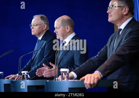 Déclaration zum Deutschlandpakt BEI der Ministerpraesidentenkonferenz im Bundeskanzleramt Stephan Weil SPD Ministerpraesident von Niedersachsen gemeinsam mit Bundeskanzler OLAF Scholz SPD und Boris Rhein CDU Ministerpraesident von Hessen beim Pressestatement zum Deutschlandpakt im Germanzlanderambertschlandpenzbei 06.11.2023 Berlin Berlin Deutschland *** Communiqué de presse sur le Pacte pour l'Allemagne à la Conférence des ministres présidents à la Chancellerie fédérale Stephan Weil SPD Ministre Président de Basse-Saxe avec Federal Chan Banque D'Images