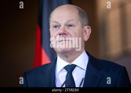 Déclaration zum Deutschlandpakt BEI der Ministerpraesidentenkonferenz im Bundeskanzleramt Bundeskanzler OLAF Scholz SPD im Portrait beim déclaration zum Deutschlandpakt im Rahmen der Beratungen BEI der Ministerpraesidentenkonferenz im BundeskanzleramtBerlin, 06.11.2023 Berlin Berlin Deutschland *** Communiqué de presse sur le Pacte pour l'Allemagne à la Conférence des ministres présidents de la Chancellerie fédérale Chancelier fédéral OLAF Scholz SPD en portrait à la Déclaration de presse sur le Pacte pour l'Allemagne dans le cadre des délibérations de la Conférence des ministres présidents de le gouvernement fédéral Banque D'Images