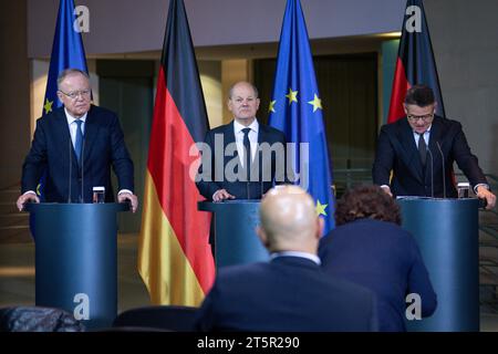 Déclaration zum Deutschlandpakt BEI der Ministerpraesidentenkonferenz im Bundeskanzleramt Stephan Weil SPD Ministerpraesident von Niedersachsen gemeinsam mit Bundeskanzler OLAF Scholz SPD und Boris Rhein CDU Ministerpraesident von Hessen beim Pressestatement zum Deutschlandpakt im Germanzlanderambertschlandpenzbei 06.11.2023 Berlin Berlin Deutschland *** Communiqué de presse sur le Pacte pour l'Allemagne à la Conférence des ministres présidents à la Chancellerie fédérale Stephan Weil SPD Ministre Président de Basse-Saxe avec Federal Chan Banque D'Images