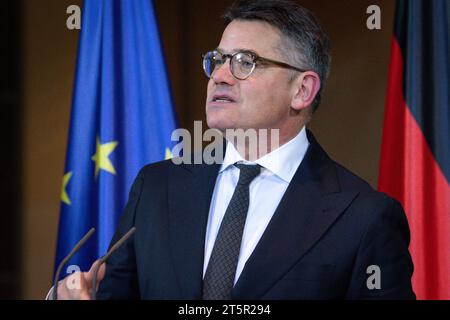 Présentation zum Deutschlandpakt BEI der Ministerpraesidentenkonferenz im Bundeskanzleramt Boris Rhein CDU Ministerpraesident von Hessen im Portrait beim Présentation zum Deutschlandpakt im Rahmen der Beratungen BEI der Ministerpraesidentenkonferenz im BundeskanzleramtBerlin, 06.11.2023 Berlin Berlin Deutschland *** Déclaration de presse sur le Pacte pour l'Allemagne à la Conférence des ministres présidents à la Chancellerie fédérale Boris Rhein CDU Ministre Président de Hesse en portrait à la déclaration de presse sur le Pacte pour l'Allemagne dans le cadre des délibérations de la Conférence des ministres président Banque D'Images