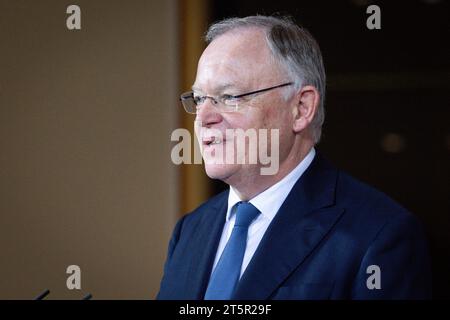 Déclaration zum Deutschlandpakt BEI der Ministerpraesidentenkonferenz im Bundeskanzleramt Stephan Weil SPD Ministerpraesident von Niedersachsen im Portrait beim déclaration zum Deutschlandpakt im Rahmen der Beratungen BEI der Ministerpraesidentenkonferenz im BundeskanzleramtBerlin, 06.11.2023 Berlin Berlin Deutschland *** Déclaration de presse sur le Pacte pour l'Allemagne à la Conférence des ministres présidents à la Chancellerie fédérale Stephan Weil SPD Ministre Président de Basse-Saxe en portrait à la déclaration de presse sur le Pacte pour l'Allemagne dans le cadre des délibérations de la Conférence des Banque D'Images