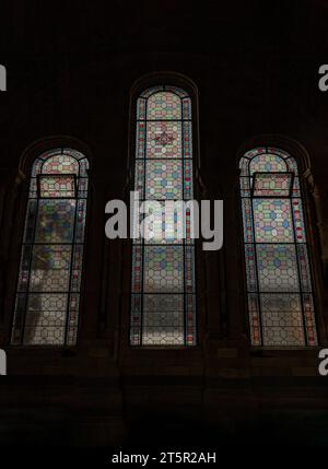 Londres, Royaume-Uni - 01 nov. 2023 - vitraux en coriandre sur les fenêtres d'élévation sont contenus dans de grandes arches en pierre dans le hall principal du h naturel Banque D'Images