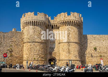 RHODES, GRÈCE - 7 JUILLET 2022 : porte maritime (Sea gate) dans la ville de Rhodes. Banque D'Images