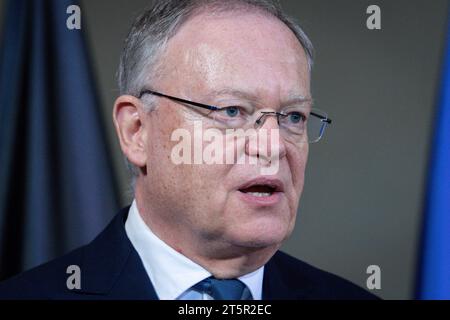 Déclaration zum Deutschlandpakt BEI der Ministerpraesidentenkonferenz im Bundeskanzleramt Stephan Weil SPD Ministerpraesident von Niedersachsen im Portrait beim déclaration zum Deutschlandpakt im Rahmen der Beratungen BEI der Ministerpraesidentenkonferenz im BundeskanzleramtBerlin, 06.11.2023 Berlin Berlin Deutschland *** Déclaration de presse sur le Pacte pour l'Allemagne à la Conférence des ministres présidents à la Chancellerie fédérale Stephan Weil SPD Ministre Président de Basse-Saxe en portrait à la déclaration de presse sur le Pacte pour l'Allemagne dans le cadre des délibérations de la Conférence des Banque D'Images