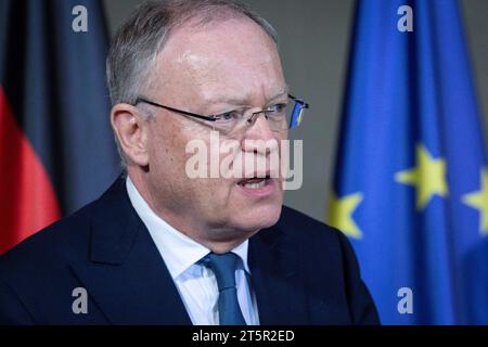 Déclaration zum Deutschlandpakt BEI der Ministerpraesidentenkonferenz im Bundeskanzleramt Stephan Weil SPD Ministerpraesident von Niedersachsen im Portrait beim déclaration zum Deutschlandpakt im Rahmen der Beratungen BEI der Ministerpraesidentenkonferenz im BundeskanzleramtBerlin, 06.11.2023 Berlin Berlin Deutschland *** Déclaration de presse sur le Pacte pour l'Allemagne à la Conférence des ministres présidents à la Chancellerie fédérale Stephan Weil SPD Ministre Président de Basse-Saxe en portrait à la déclaration de presse sur le Pacte pour l'Allemagne dans le cadre des délibérations de la Conférence des Banque D'Images