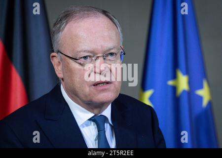 Déclaration zum Deutschlandpakt BEI der Ministerpraesidentenkonferenz im Bundeskanzleramt Stephan Weil SPD Ministerpraesident von Niedersachsen im Portrait beim déclaration zum Deutschlandpakt im Rahmen der Beratungen BEI der Ministerpraesidentenkonferenz im BundeskanzleramtBerlin, 06.11.2023 Berlin Berlin Deutschland *** Déclaration de presse sur le Pacte pour l'Allemagne à la Conférence des ministres présidents à la Chancellerie fédérale Stephan Weil SPD Ministre Président de Basse-Saxe en portrait à la déclaration de presse sur le Pacte pour l'Allemagne dans le cadre des délibérations de la Conférence des Banque D'Images