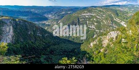 White Rock Belvedere. Vue sur les paysages des Bouchoux avec le village Saint Claude, les collines, les forêts et les plis rocheux Banque D'Images