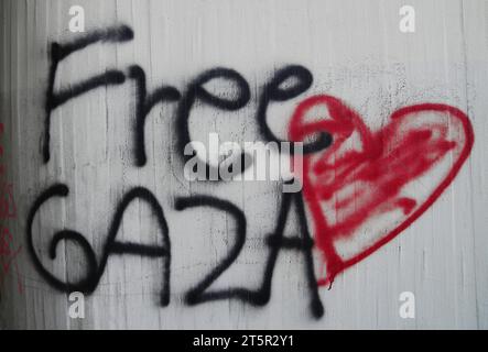 Berlin, Solidaritätskundgebung am Brandenburger Tor GER, Berlin,20231106, Berlin, Grafitti, GAZA LIBRE, an einer Autobahnbrücke *** Berlin, rassemblement de solidarité à la porte de Brandebourg GER, Berlin,20231106, Berlin, Grafitti, GAZA LIBRE, sur un pont autoroutier crédit : Imago/Alamy Live News Banque D'Images