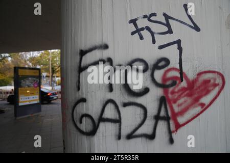 Berlin, Solidaritätskundgebung am Brandenburger Tor GER, Berlin,20231106, Berlin, Grafitti, GAZA LIBRE, an einer Autobahnbrücke *** Berlin, rassemblement de solidarité à la porte de Brandebourg GER, Berlin,20231106, Berlin, Grafitti, GAZA LIBRE, sur un pont autoroutier crédit : Imago/Alamy Live News Banque D'Images