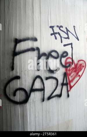 Berlin, Solidaritätskundgebung am Brandenburger Tor GER, Berlin,20231106, Berlin, Grafitti, GAZA LIBRE, an einer Autobahnbrücke *** Berlin, rassemblement de solidarité à la porte de Brandebourg GER, Berlin,20231106, Berlin, Grafitti, GAZA LIBRE, sur un pont autoroutier crédit : Imago/Alamy Live News Banque D'Images