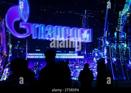 Moscou, Russie. 4 novembre 2023. Les gens sont vus à la galerie des réalisations russes lors de l'ouverture de l'exposition internationale Russia Expo et du forum au centre d'exposition VDNKh à Moscou, en Russie Banque D'Images