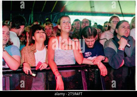 FANS DE BRITPOP, READING FESTIVAL, 1998 : les fans au front de la foule dans la tente Dr Martens Stage au Reading Festival 1998 le 29 août 1998. Photo : Rob Watkins Banque D'Images