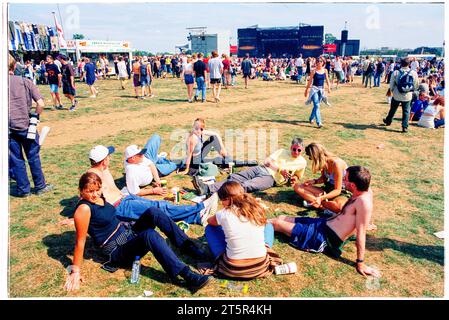 FANS DE BRITPOP et ROCK, READING FESTIVAL, 1998 : de jeunes amis partagent un moment de détente sur la scène principale. Une scène du site et de la foule dans la zone main Stage Arena au Reading Festival 1998 le 28-30 août 1998 à Reading, Angleterre Royaume-Uni. Photo : Rob Watkins Banque D'Images