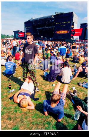 FANS DE BRITPOP et ROCK, READING FESTIVAL, 1998 : de jeunes amis partagent un moment de détente sur la scène principale. Une scène du site et de la foule dans la zone main Stage Arena au Reading Festival 1998 le 28-30 août 1998 à Reading, Angleterre Royaume-Uni. Photo : Rob Watkins Banque D'Images