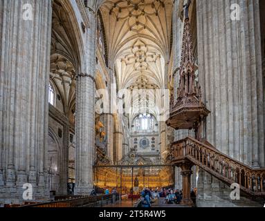 La nef principale de la Nouvelle cathédrale de Salamanque à Salamanque, Espagne, le 16 octobre 2023 Banque D'Images