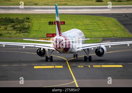 Flughafen Düsseldorf, Eurowings Flieger, auf dem Taxiway, Banque D'Images