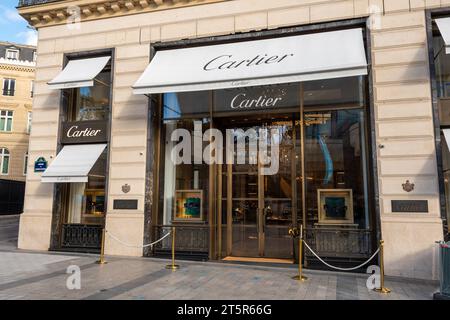 Vue extérieure de la boutique Cartier sur l'avenue des champs-Elysées. Cartier est une société française spécialisée dans la bijouterie, l'horlogerie et le luxe Banque D'Images