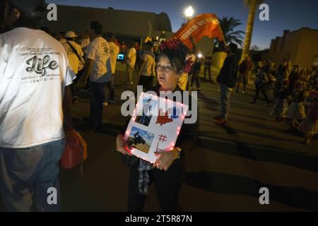 Tucson, Arizona, États-Unis. 5 novembre 2023. La 34e procession annuelle All Souls à Tucson, Arizona. L'événement a débuté en 1990 et a grandi pour attirer plus de 200 000 personnes. Des milliers de participants habillés à la douane défilent dans les rues de Tucson pour honorer les amis et les membres de leur famille qu'ils ont perdus ces dernières années. Ils portent des photographies et des possessions de leurs proches pour se souvenir de leur vie et se connecter avec leurs esprits. All Souls n'est pas la même chose que le Mexicain Day of the Dead, mais a quelques similitudes. L'événement est parrainé par de nombreuses bouches un estomac. (Crédit image : © Christophe Banque D'Images