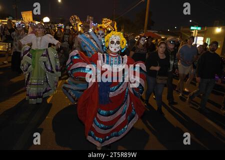 Tucson, Arizona, États-Unis. 5 novembre 2023. La 34e procession annuelle All Souls à Tucson, Arizona. L'événement a débuté en 1990 et a grandi pour attirer plus de 200 000 personnes. Des milliers de participants habillés à la douane défilent dans les rues de Tucson pour honorer les amis et les membres de leur famille qu'ils ont perdus ces dernières années. Ils portent des photographies et des possessions de leurs proches pour se souvenir de leur vie et se connecter avec leurs esprits. All Souls n'est pas la même chose que le Mexicain Day of the Dead, mais a quelques similitudes. L'événement est parrainé par de nombreuses bouches un estomac. (Crédit image : © Christophe Banque D'Images