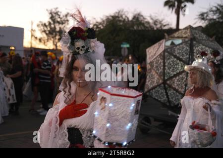 Tucson, Arizona, États-Unis. 5 novembre 2023. La 34e procession annuelle All Souls à Tucson, Arizona. L'événement a débuté en 1990 et a grandi pour attirer plus de 200 000 personnes. Des milliers de participants habillés à la douane défilent dans les rues de Tucson pour honorer les amis et les membres de leur famille qu'ils ont perdus ces dernières années. Ils portent des photographies et des possessions de leurs proches pour se souvenir de leur vie et se connecter avec leurs esprits. All Souls n'est pas la même chose que le Mexicain Day of the Dead, mais a quelques similitudes. L'événement est parrainé par de nombreuses bouches un estomac. (Crédit image : © Christophe Banque D'Images