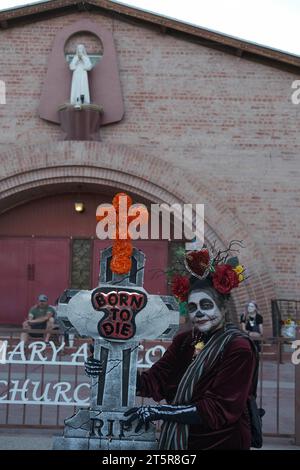 Tucson, Arizona, États-Unis. 5 novembre 2023. La 34e procession annuelle All Souls à Tucson, Arizona. L'événement a débuté en 1990 et a grandi pour attirer plus de 200 000 personnes. Des milliers de participants habillés à la douane défilent dans les rues de Tucson pour honorer les amis et les membres de leur famille qu'ils ont perdus ces dernières années. Ils portent des photographies et des possessions de leurs proches pour se souvenir de leur vie et se connecter avec leurs esprits. All Souls n'est pas la même chose que le Mexicain Day of the Dead, mais a quelques similitudes. L'événement est parrainé par de nombreuses bouches un estomac. (Crédit image : © Christophe Banque D'Images