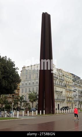 Sculpture neuf lignes obliques sur la Promenade des Anglais à Nice Banque D'Images