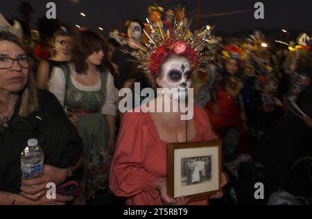 Tucson, Arizona, États-Unis. 5 novembre 2023. La 34e procession annuelle All Souls à Tucson, Arizona. L'événement a débuté en 1990 et a grandi pour attirer plus de 200 000 personnes. Des milliers de participants habillés à la douane défilent dans les rues de Tucson pour honorer les amis et les membres de leur famille qu'ils ont perdus ces dernières années. Ils portent des photographies et des possessions de leurs proches pour se souvenir de leur vie et se connecter avec leurs esprits. All Souls n'est pas la même chose que le Mexicain Day of the Dead, mais a quelques similitudes. L'événement est parrainé par de nombreuses bouches un estomac. (Crédit image : © Christophe Banque D'Images